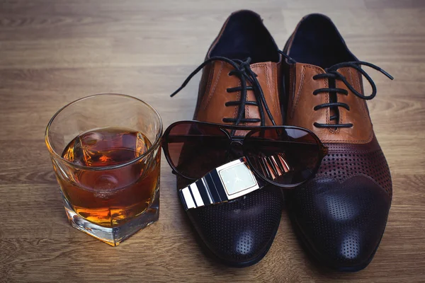 Ανδρικό αξεσουάρ. Καφέ παπούτσια και ουίσκι — Φωτογραφία Αρχείου