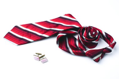 Kravat ve kol düğmeleri beyaz bir arka plan üzerinde