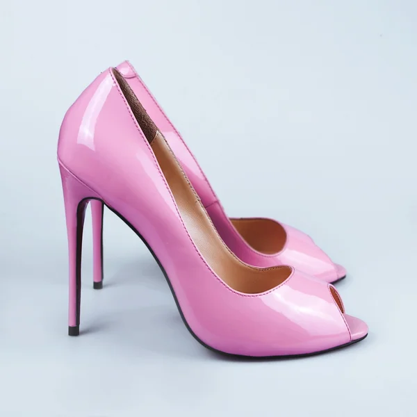 Пара рожевого жіночого взуття — стокове фото