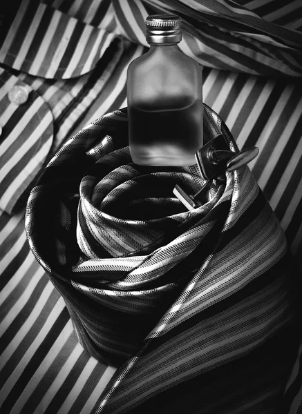Мужские аксессуары в черно-белом — стоковое фото