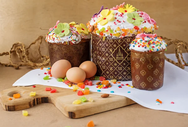 Домашний Panettone с красочными конфеты — стоковое фото