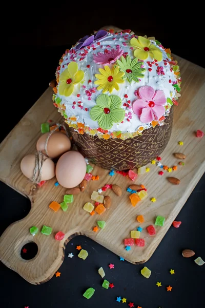 Домашний Panettone с красочными конфеты — стоковое фото