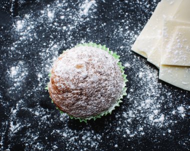 Ev yapımı Maya buns üzerinde siyah masada