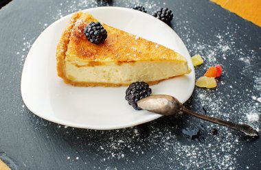 bir plaka üzerinde Cheesecake