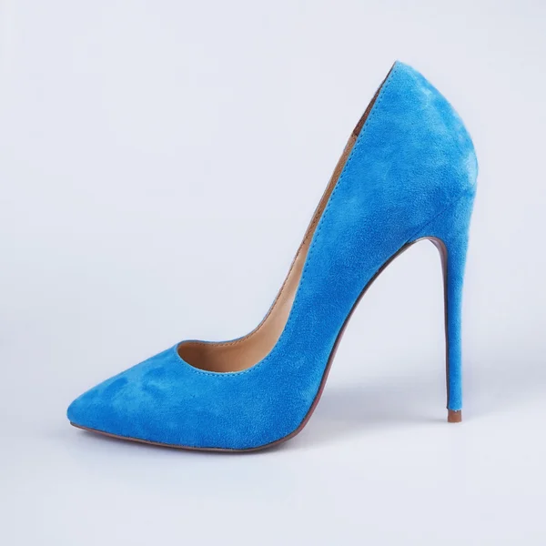 Kék cipő magas sarkú elszigetelt fehér background — Stock Fotó
