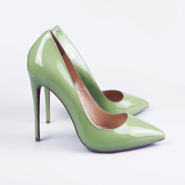 Vert talon haut chaussures femmes sur fond blanc . — Photo