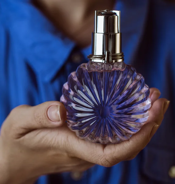 Parfüm in Frauenhänden — Stockfoto