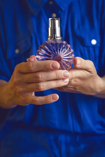 Perfume nas mãos das mulheres — Fotografia de Stock