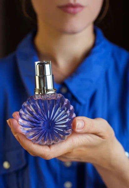 Perfume nas mãos das mulheres — Fotografia de Stock