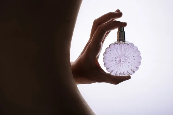 Weiblicher Körper und Parfüm — Stockfoto
