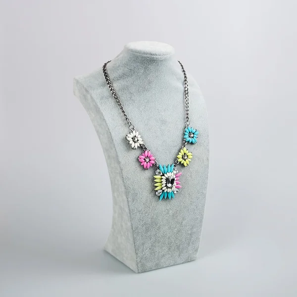 Collar de piedras de colores para mujer —  Fotos de Stock