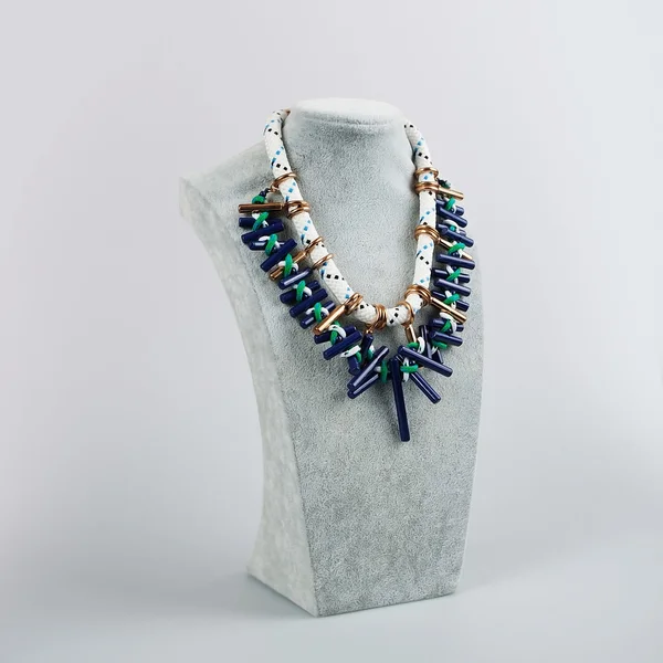 Naszyjnik kobiety w kolorowych kamieni — Zdjęcie stockowe
