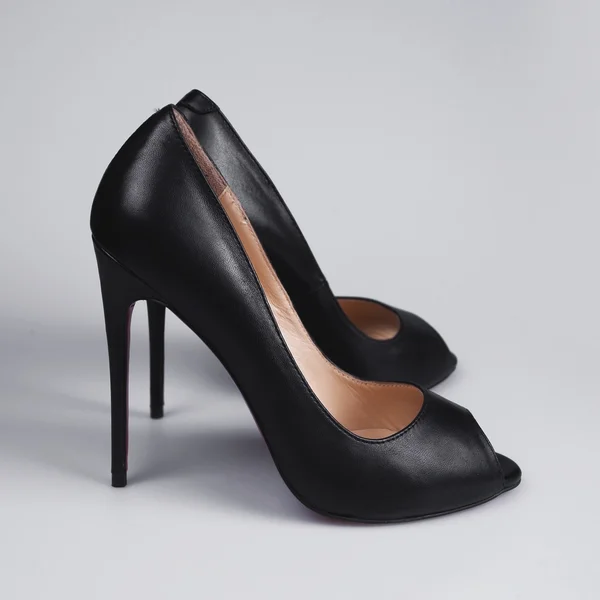 Чёрные туфли на высоких каблуках — стоковое фото