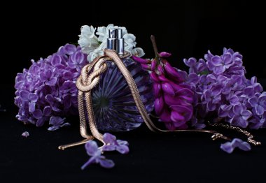 parfüm ve mor çiçekler