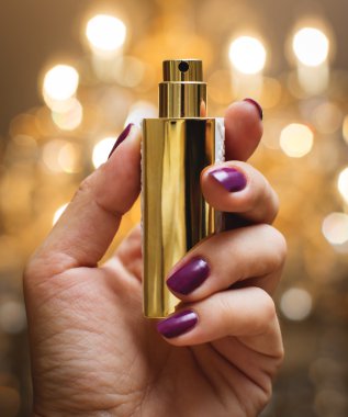 Altın arka plan üzerinde parfüm şişesi