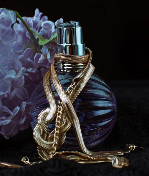 Perfume and women's jewelry — Stock Photo, Image