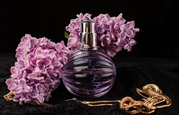 Parfum et fleurs violettes — Photo