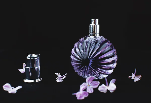 Perfume and purple flowers — Stock Photo, Image