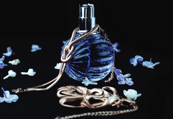 Perfume and purple flowers — Stock Photo, Image