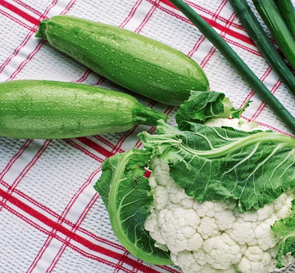 Sayuran hijau. Kubis, zucchini dan bawang — Stok Foto
