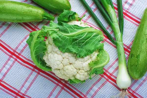 Sayuran hijau. Kubis, zucchini dan bawang — Stok Foto