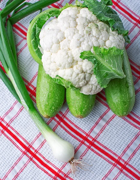 Verduras verdes. Col, calabacín y cebolla —  Fotos de Stock