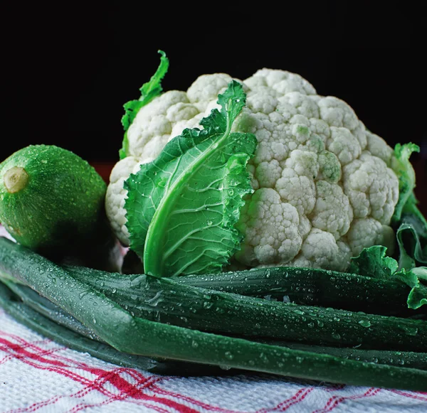 Légumes frais sur noir — Photo