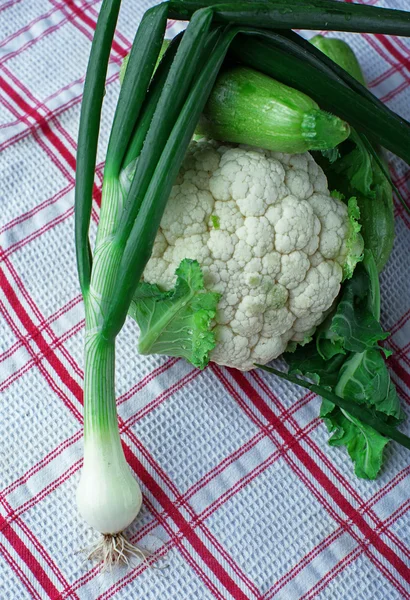 Zielone warzywa. Kapusta, cukinia i cebula — Zdjęcie stockowe