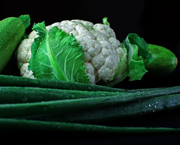 Legumes frescos sobre preto — Fotografia de Stock