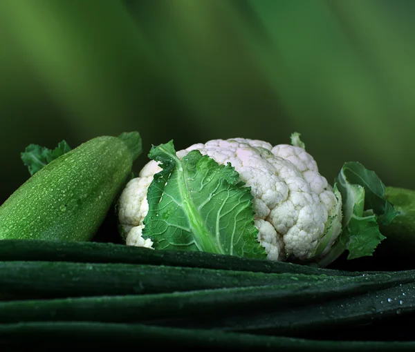 Legumes frescos sobre preto — Fotografia de Stock