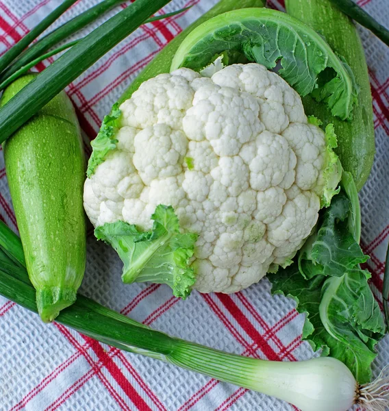 Grünes Gemüse. Kohl, Zucchini und Zwiebeln — Stockfoto
