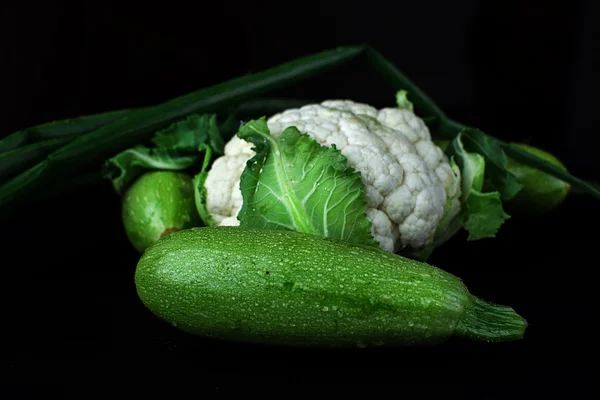 Legumes frescos sobre preto — Fotografia de Stock