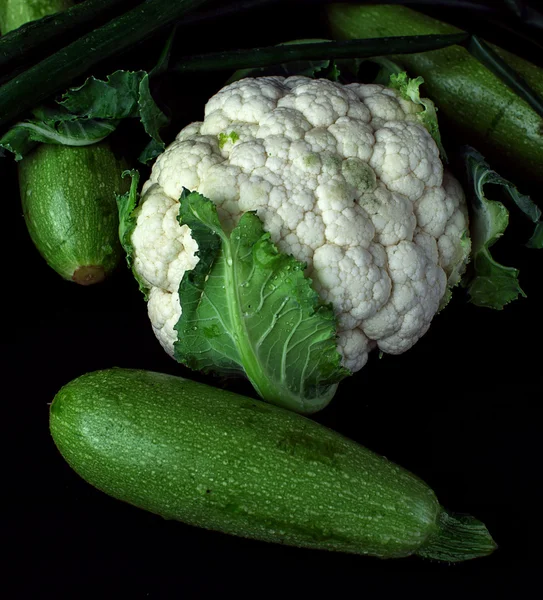 Sayuran segar di atas hitam — Stok Foto