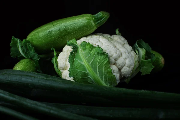 Sayuran segar di atas hitam — Stok Foto