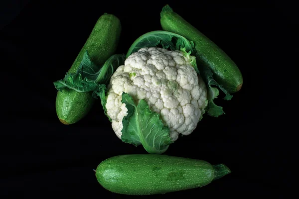 Legumes frescos sobre preto — Fotografia de Stock