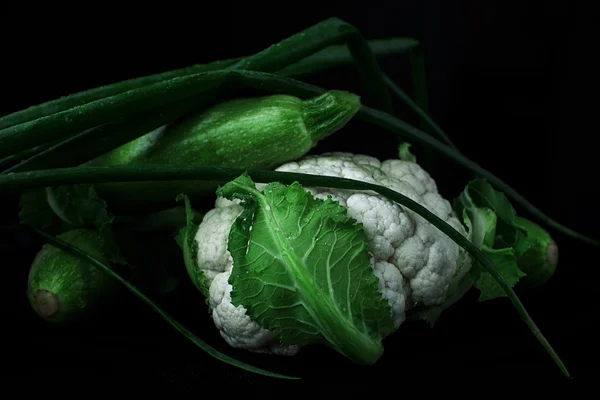 Legumes frescos sobre preto — Fotografia de Stock