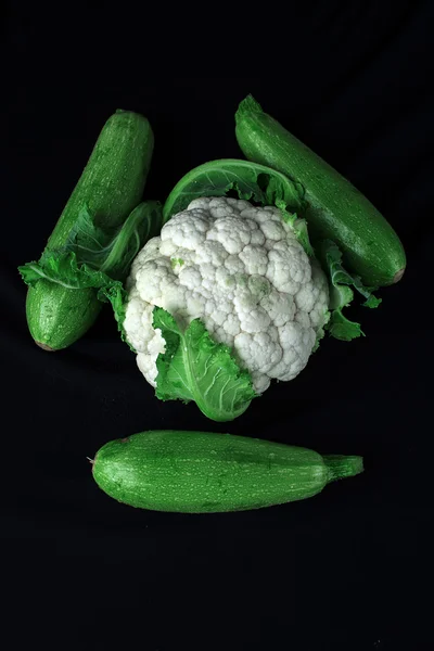 Свежие овощи на черном — стоковое фото
