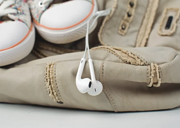 Zapatillas, auriculares y mochila —  Fotos de Stock