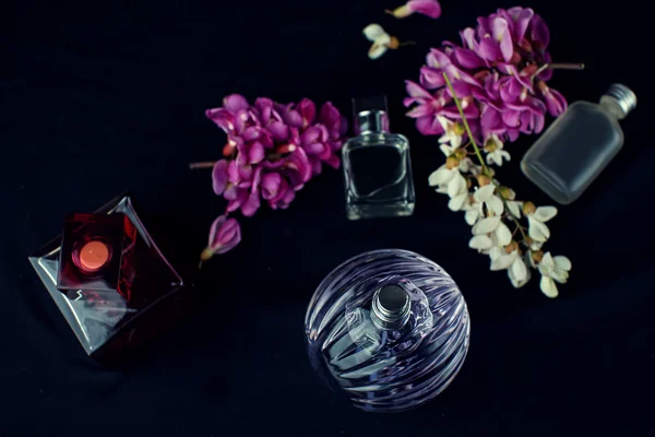 Различные парфюмерные бутылки — стоковое фото