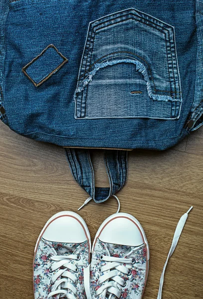 Джинсовий рюкзак і кросівки — стокове фото