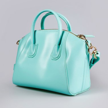 beyaz zemin üzerinde mavi kadın çanta