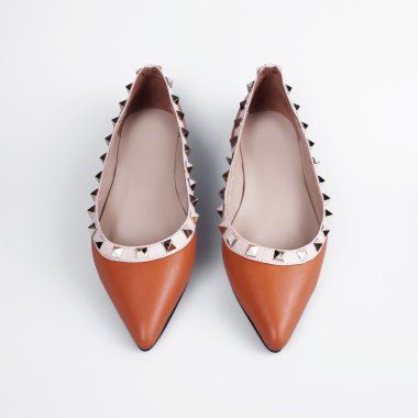  Beyaz arka planda kadın ayakkabıları