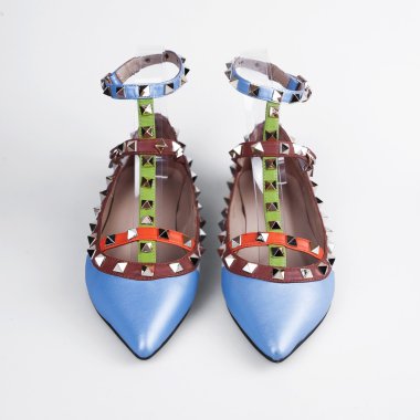 Beyaz arka planda kadın ayakkabıları