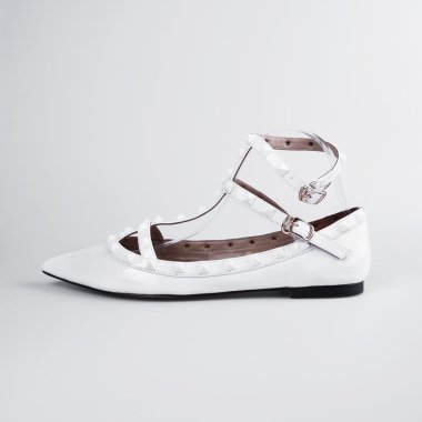 Beyaz arka planda kadın ayakkabıları