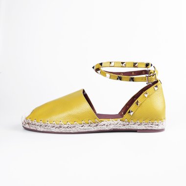 beyaz üzerine sarı kadın ayakkabı