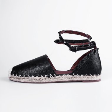 beyaz üzerine siyah kadın ayakkabı