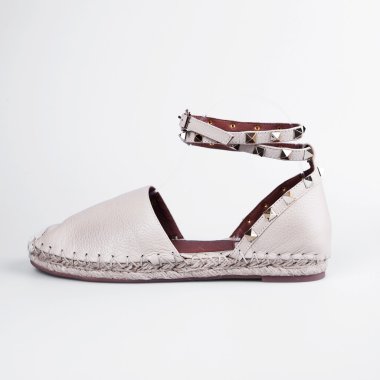 üzerinde gri beyaz ayakkabı 