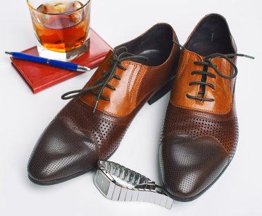 Erkek aksesuarlar. İzle ve Not Defteri ile kahverengi Ayakkabı 