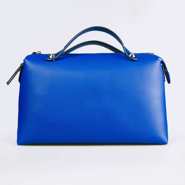 Blå kvinnliga väska på en vit bakgrund — Stockfoto