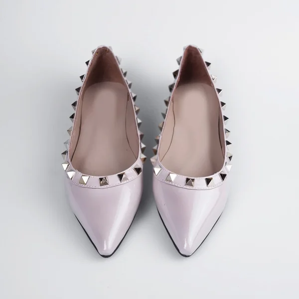 De vrouwelijke schoenen roze zomer over Wit — Stockfoto
